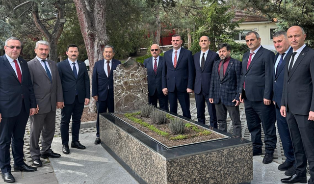 MHP Trabzon İl Teşkilatı’ndan Başbuğ Türkeş’in kabrine anlamlı ziyaret