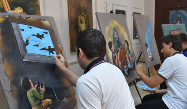 Trabzon'da lise öğrencileri "Savaşın Çocukları" adlı sergi için resim yapıyor