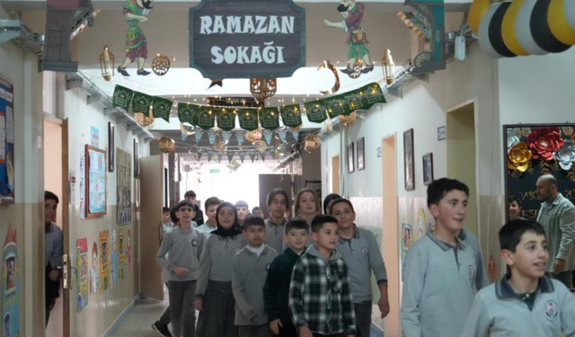 Bayburt’ta öğrenciler Ramazan ruhunu okula taşıdı: Koridorda 'Ramazan Sokağı' oluşturuldu