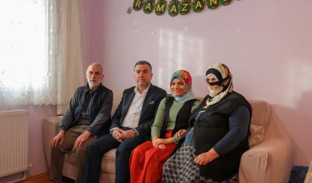 Sosyal medya üzerinden pasta-börek satarak geçimini sağlayan aileye Vali Eldivan’dan moral ziyareti