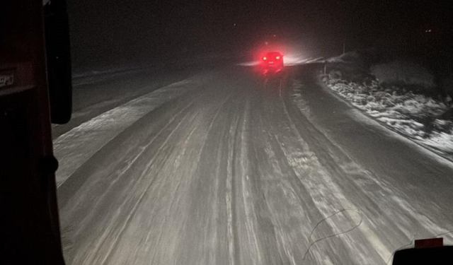 Kop Geçidi’nde tipi ve fırtına etkili oldu