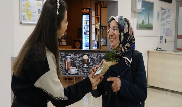 Trabzon Havalimanı’nda kadınlara sürpriz! Uçaktan iner inmez…