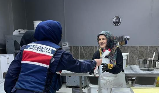 Bayburt jandarması kadın esnaf ve öğretmenlerin kadınlar gününü kutladı