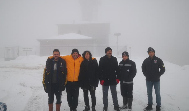 Zirvede kar eğlencesi! Bidonlarla kaydılar, traktörle kızak çektirdiler