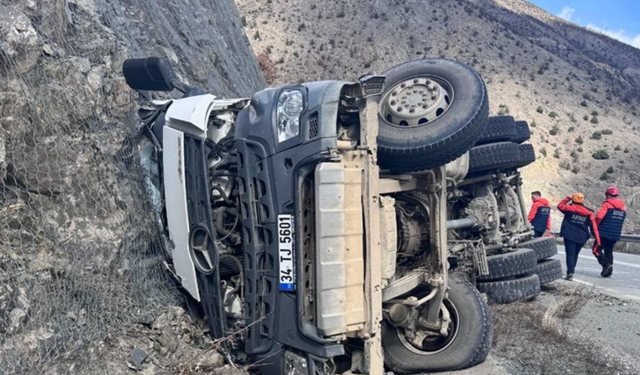 Artvin'de beton mikserinin devrildiği kazada sürücü yaralandı