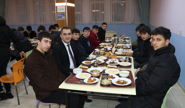 Of Kaymakamı Akça lise öğrencileriyle iftar yaptı