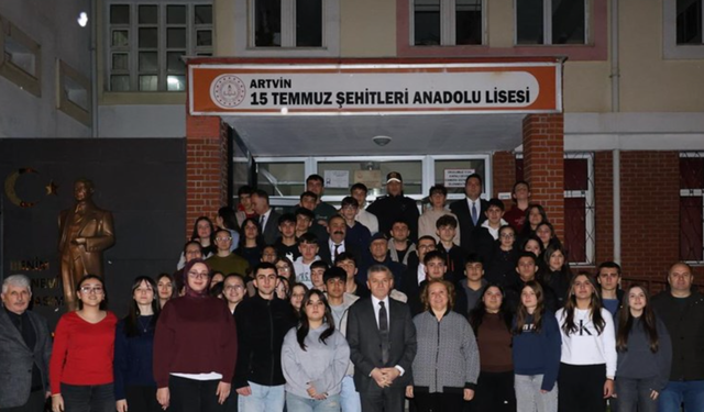 Artvin Valisi Turan Ergün, lise öğrencileriyle iftar yaptı.