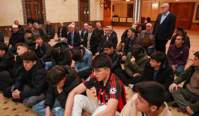 Rize’de öğrenciler cemaati az olan camilerde teravih namazında buluşuyor