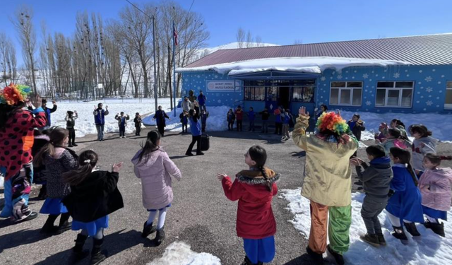 Bayburt'ta 'Merkez Her Yerde' projesi kapsamında köy okulunda etkinlik düzenlendi
