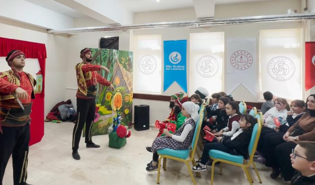 Rize'de öğrencilere Karagöz ve Hacivat gösterisi!