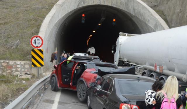 Samsun’da 6 aracın karıştığı zincirleme kazada yaralı var!