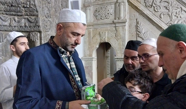 Kadir Gecesi’nde İskenderpaşa Camii’nde Sakal-ı Şerif’e yoğun ilgi