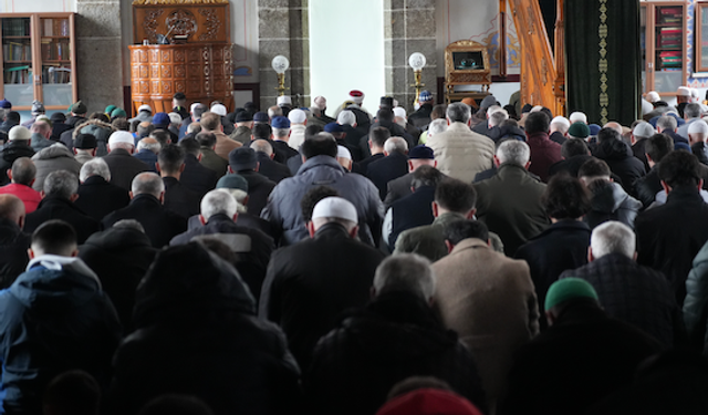 "Çifte bayram" coşkusu: Vatandaşlar camilere akın etti