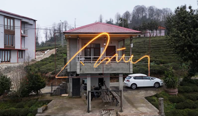 Cumhurbaşkanı Erdoğan’a baba ocağında led imza sürprizi yapılmış