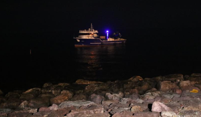 Rize’de kafes balıkçılığında kullanılan balıkçı motoru karaya oturdu!