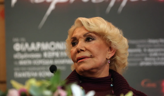 Konser sırasında felç geçirdi! Ünlü sanatçı hayatını kaybetti