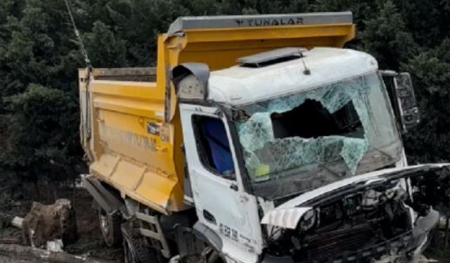 Bölgemizde feci kaza! Kamyon bariyerlere çarpıp yan yattı...
