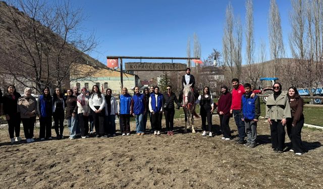 Bayburt'ta gençler çiftlikte ekranlardan uzak bir gün geçirdi