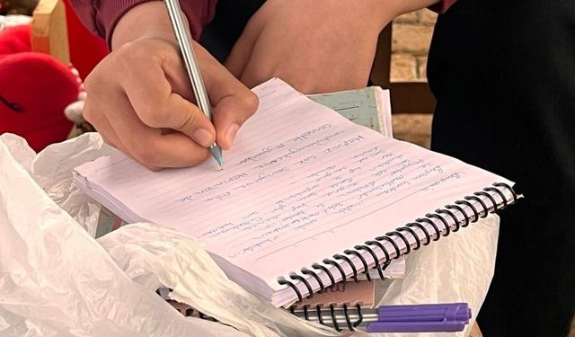 Saldırıda hayatını kaybeden öğrencilerin mezarlarına bırakılan notlar duygulandırıyor