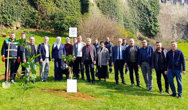 Trabzon'da fidanlar toprakla çocuklar doğayla buluştu