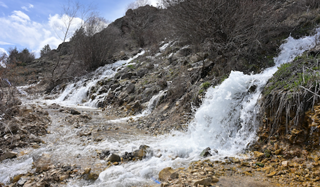 Dağın ortasından fışkırıyor: Aynı gün başlayıp aynı gün kesilen esrarengiz sular