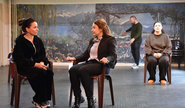 Kadına yönelik şiddet mağdurlarının başvuracağı yöntemler tiyatro sahnesinde