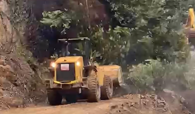 Rize’de heyelanı temizleyen iş makinesi son anda kurtuldu!