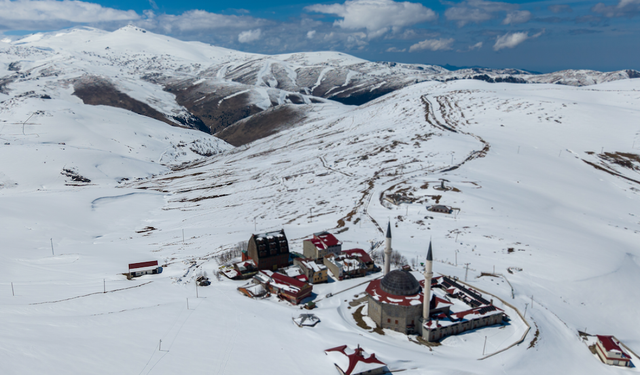 Trabzon'da yaylalar kar altında kaldı