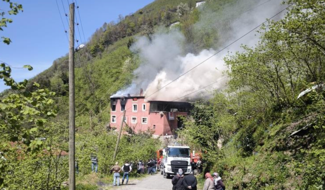 Yangında eşyalar küle döndü, Kur’an-ı Kerim zarar görmedi!