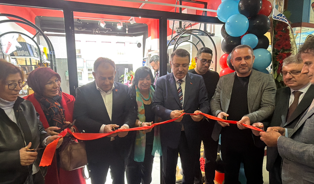 Trabzon’da  sanat ve teknolojiyi buluşturan  “Deniz Sanat” açıldı