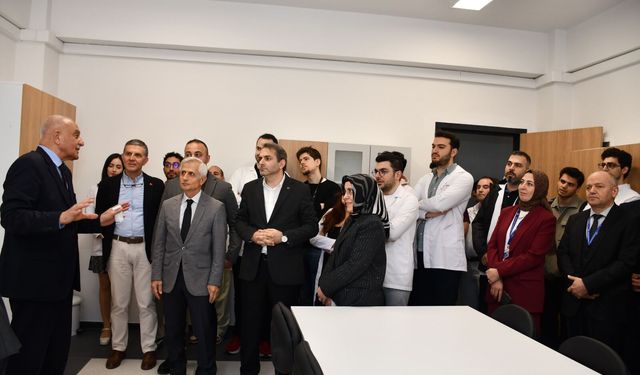 KTÜ Farabi Hastanesi’nde Mikrocerrahi Eğitim Laboratuvarı açıldı