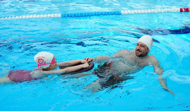Akçaabat Belediyesi yüzme kursu ilk kursiyerlerini uğurladı