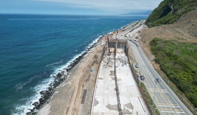 Artvin'de 4 kişinin hayatını kaybettiği Karadeniz Sahil Yolu üzerindeki heyelan bölgesinde tünel çalışması sürüyor