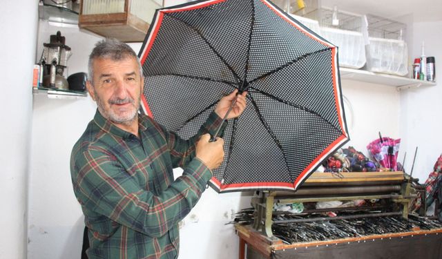 Yağmurun başkentinde 40 yıldır şemsiye tamir ediyor
