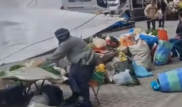 Artvin’de fırtına nedeniyle pazardaki tezgahlar devrildi, ürünler etrafa savruldu