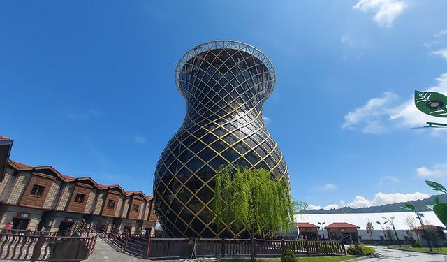 Dev çay bardağını endüstriyel dağcılar temizledi