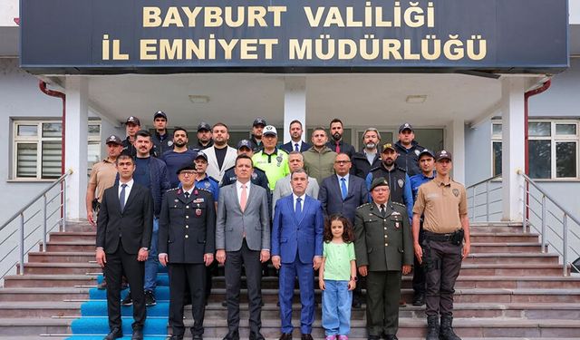 Bayburt’ta bayram nöbetindeki güvenlik güçleriyle bayramlaşıldı