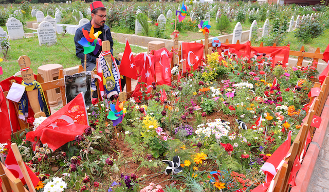Okul saldırısında hayatını kaybeden çocukların ziyaretçileri eksik olmuyor
