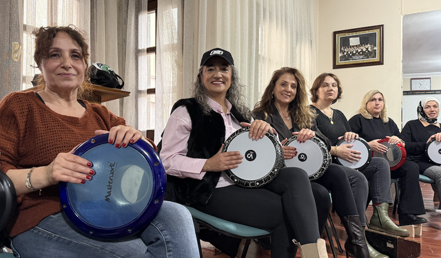 Ritim grubu üyeleri Trabzon’da darbuka çalarak stres atıp sosyalleşiyor