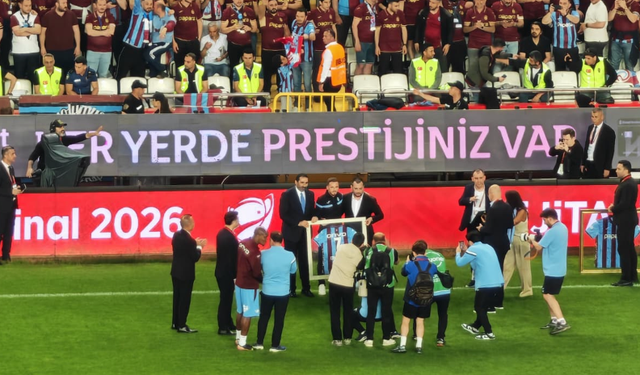 Başkan sahaya indi fırsat bildi! futbolculara tek tek maç öncesi başarılar diledi
