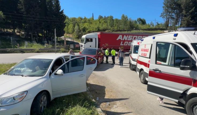 Samsun'da SUV ile otomobil çarpıştı: 1'i çocuk 2 yaralı