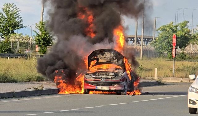 Rize’de seyir halindeki otomobil alev topuna döndü