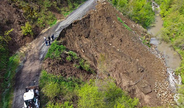 Ordu'da yaşanan heyelan nedeniyle yollarda çökme oluştu
