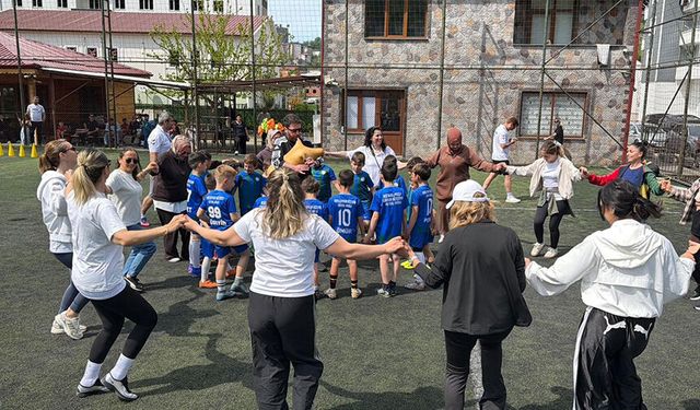 Hopa'da Anneler Günü yeşil sahada kutlandı