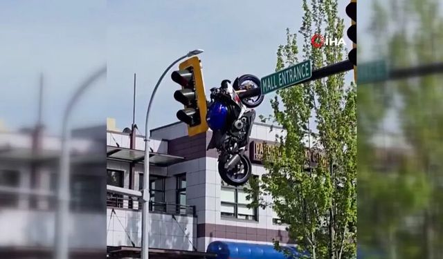 Kazada savrulan motosiklet trafik ışıklarında asılı kaldı