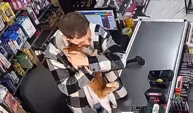 Dükkanının önünde bulduğu kedisiyle her gün kucaklaşıyor