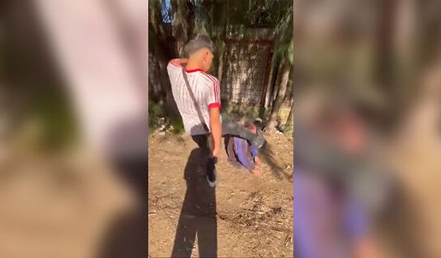 Sokakta uyuyan yaşlı adamın yüzüne tekme atıp sosyal medyada paylaştılar