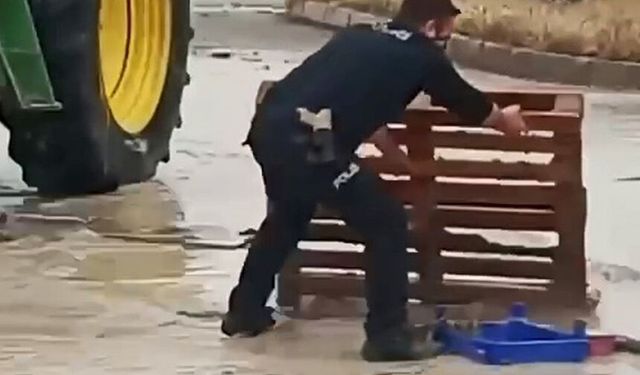 Sağanak yağmur altında görev başında: Polis memurunun mücadelesi kamerada