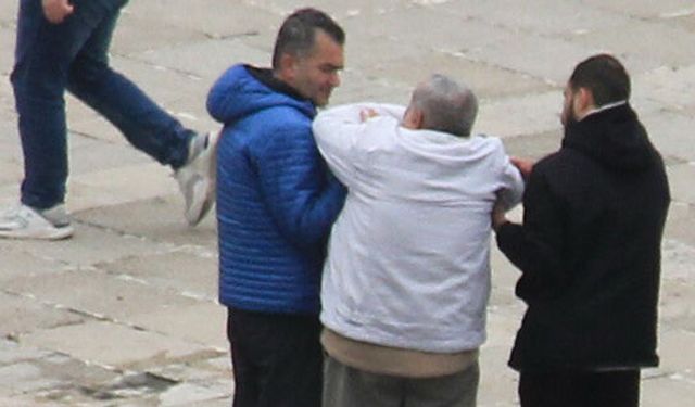 Merdivenden inerken düşen 2 kişinin yardımına vatandaşlar koştu