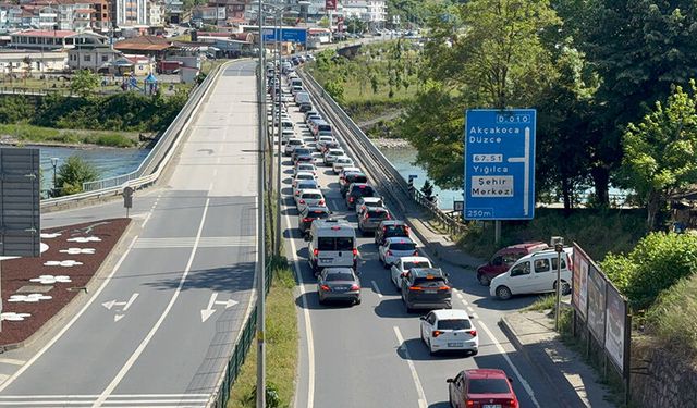 Bayram dönüşü trafik kilitlendi